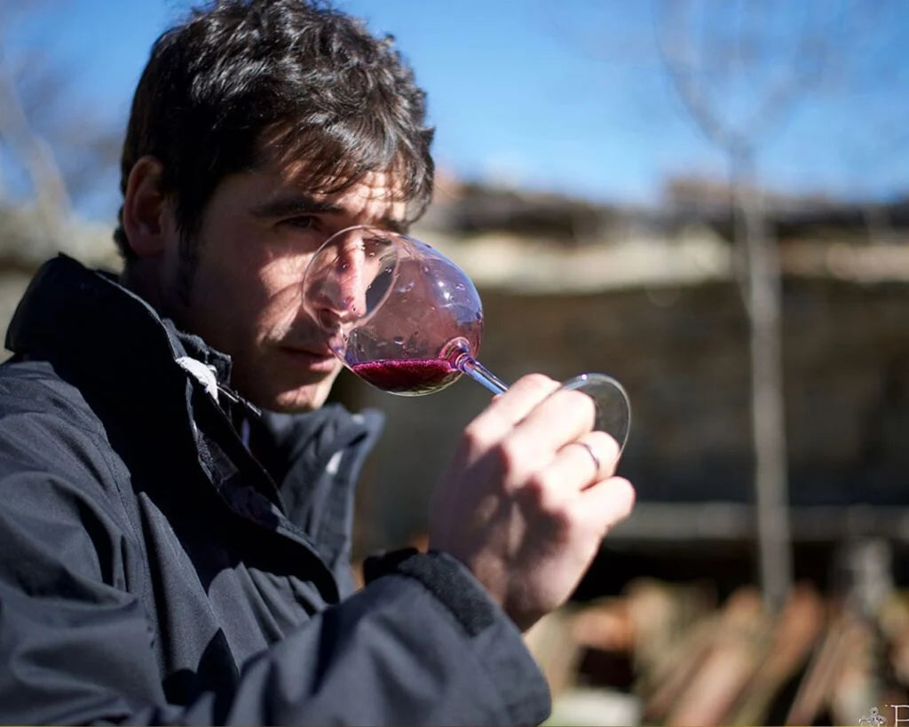 José Manuel Benéitez a provar vinho