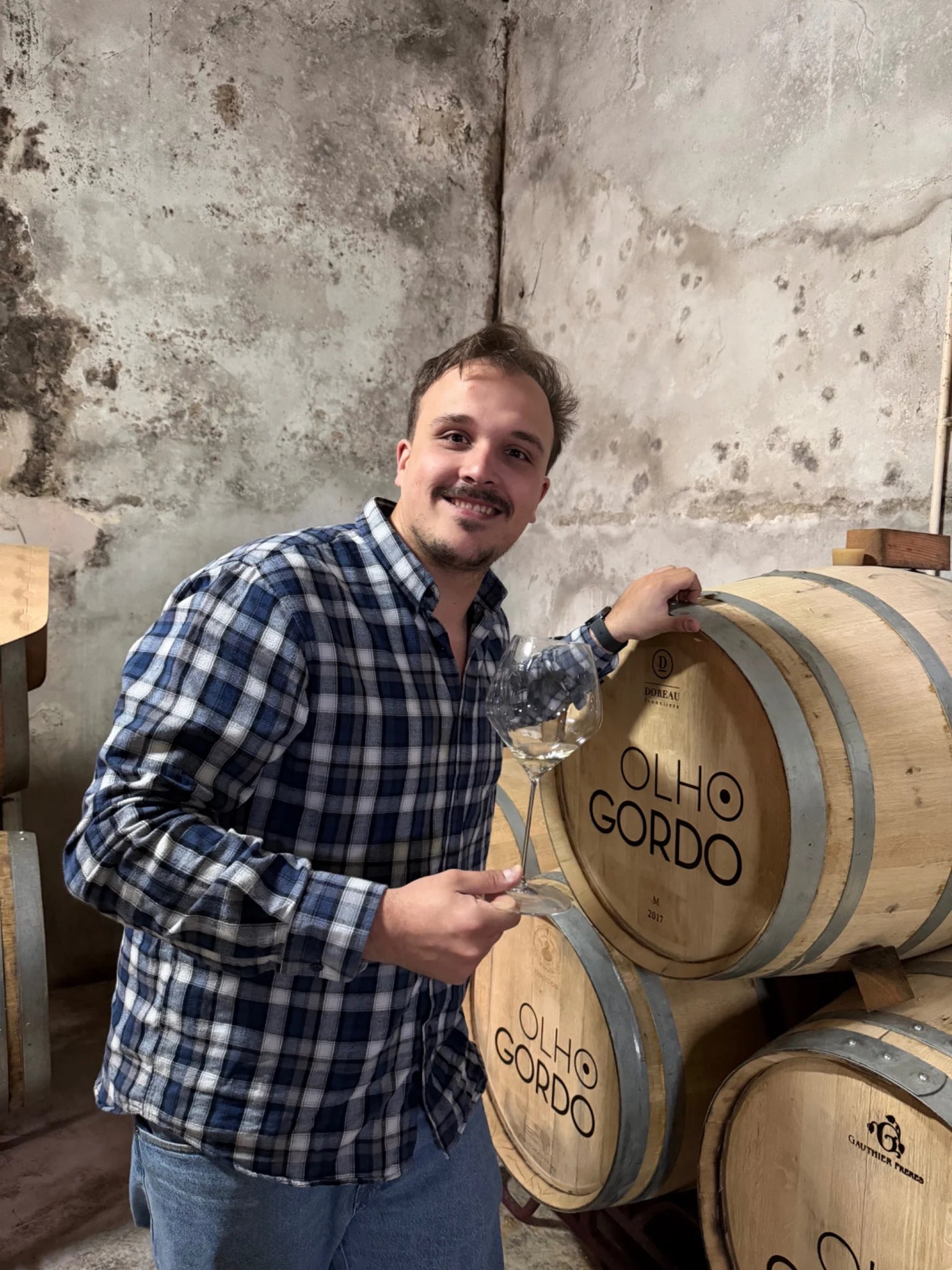 Produtor Olho Gordo junto às barricas